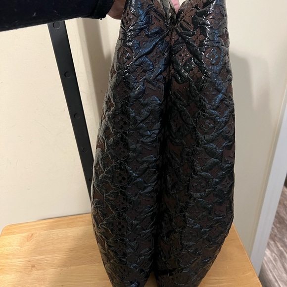 Louis Vuitton Monogram Squishy Drawstring - Picture 6 of 15